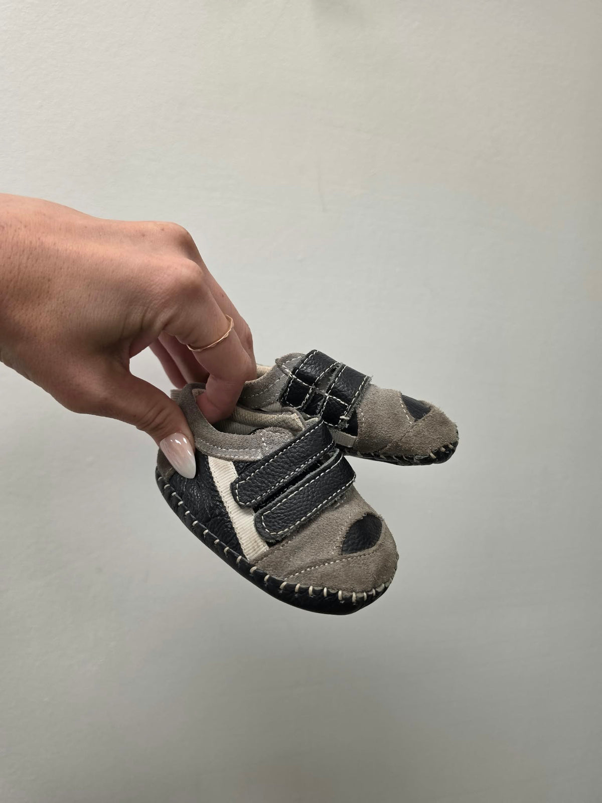 OUTBACKS VELCRO SHOES SIZE 4