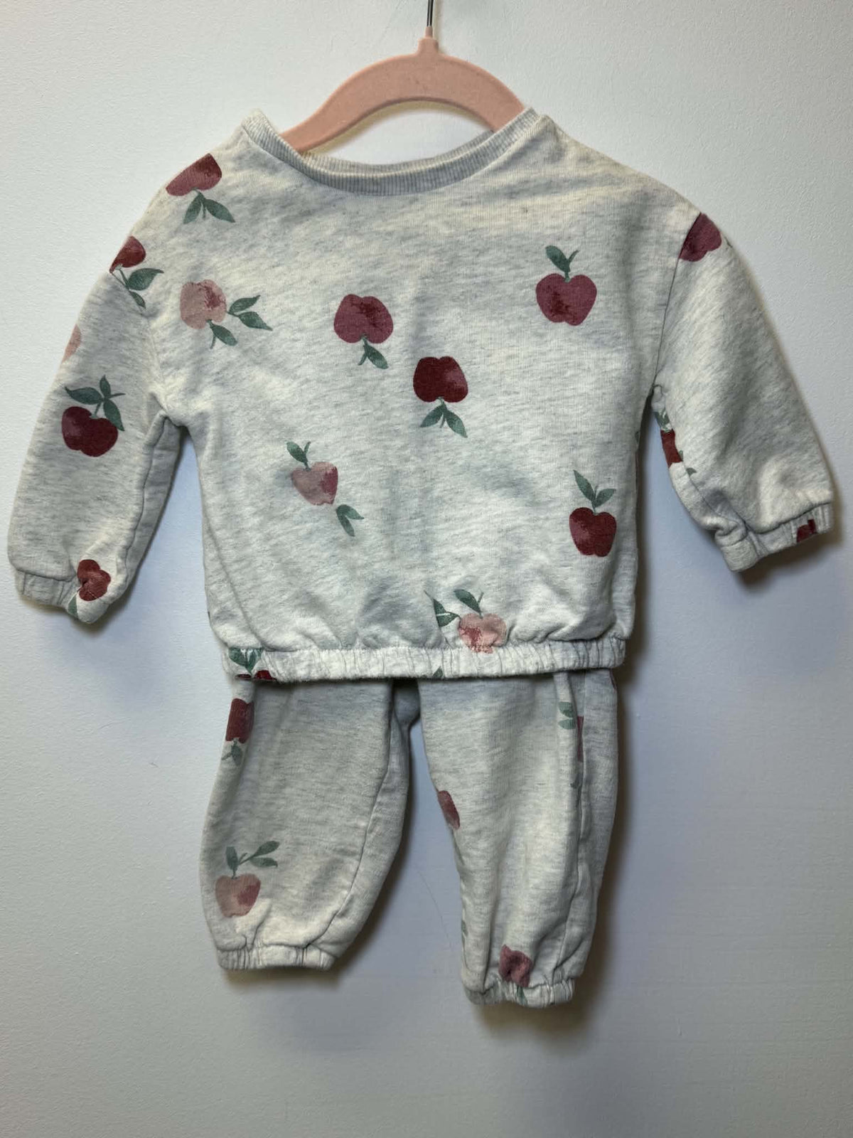 CARTERS APPLE TRACKSUIT SIZE 6M