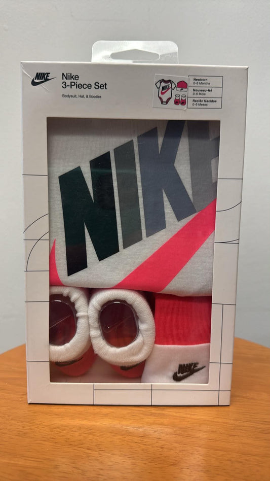 NEW NIKE 3 PIECE OUTFIT SIZE 0-6M